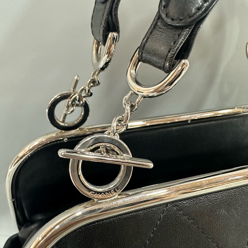 Chanel 黑皮金釦雙c手提包-16