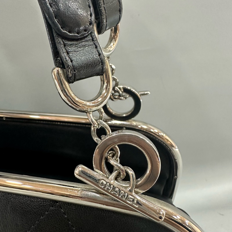 Chanel 黑皮金釦雙c手提包-17