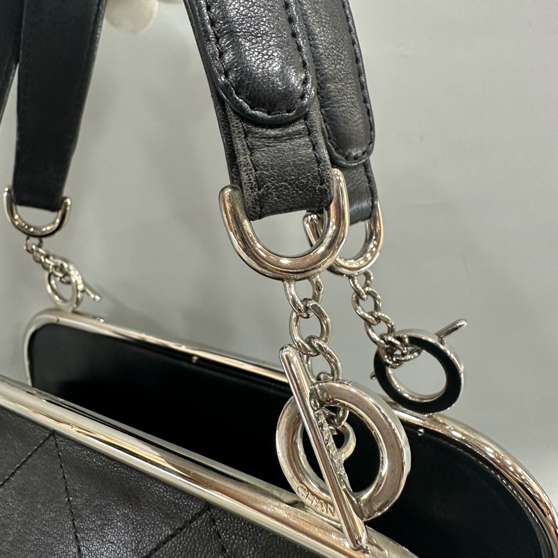 Chanel 黑皮金釦雙c手提包-19