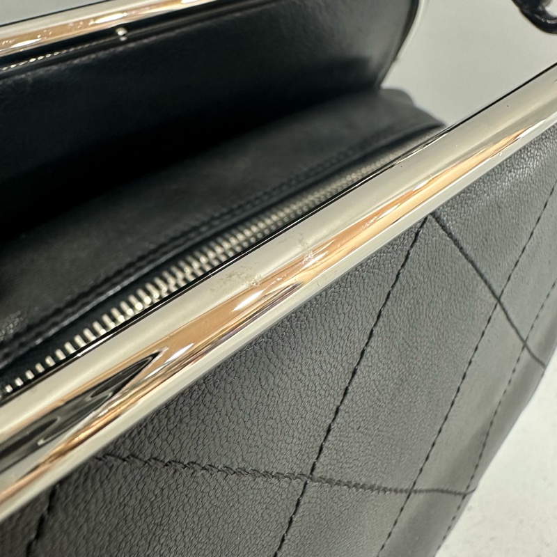 Chanel 黑皮金釦雙c手提包-20