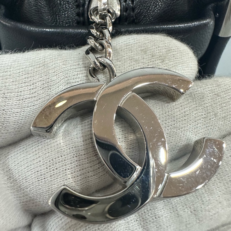 Chanel 黑皮金釦雙c手提包-21