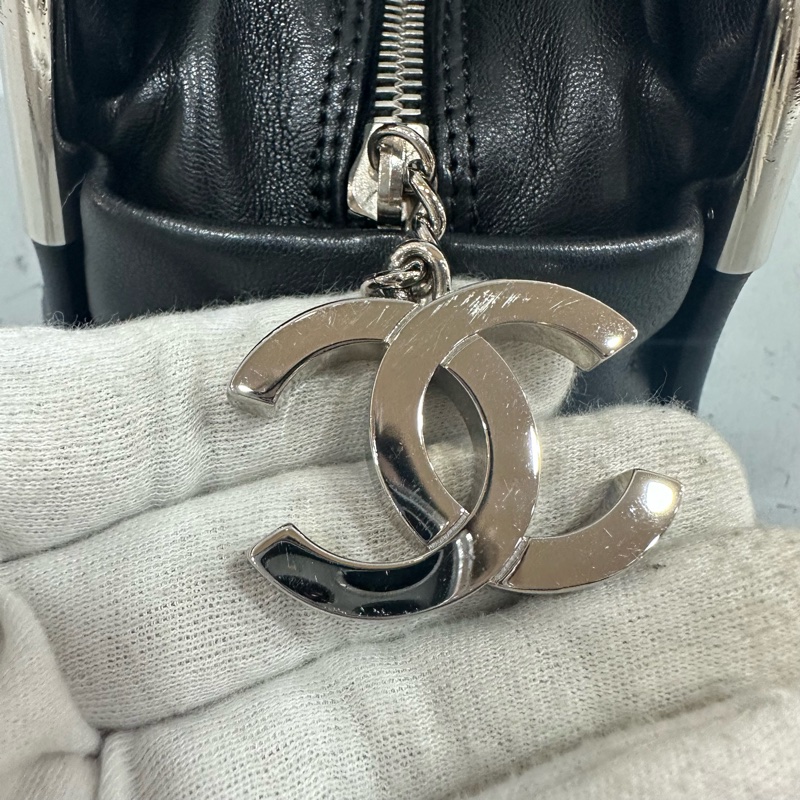 Chanel 黑皮金釦雙c手提包-22