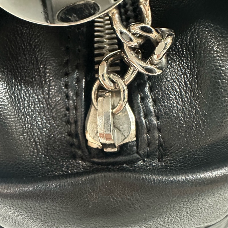 Chanel 黑皮金釦雙c手提包-23