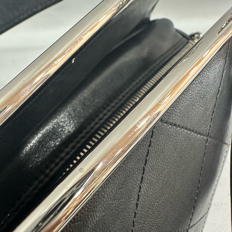 Chanel 黑皮金釦雙c手提包-28