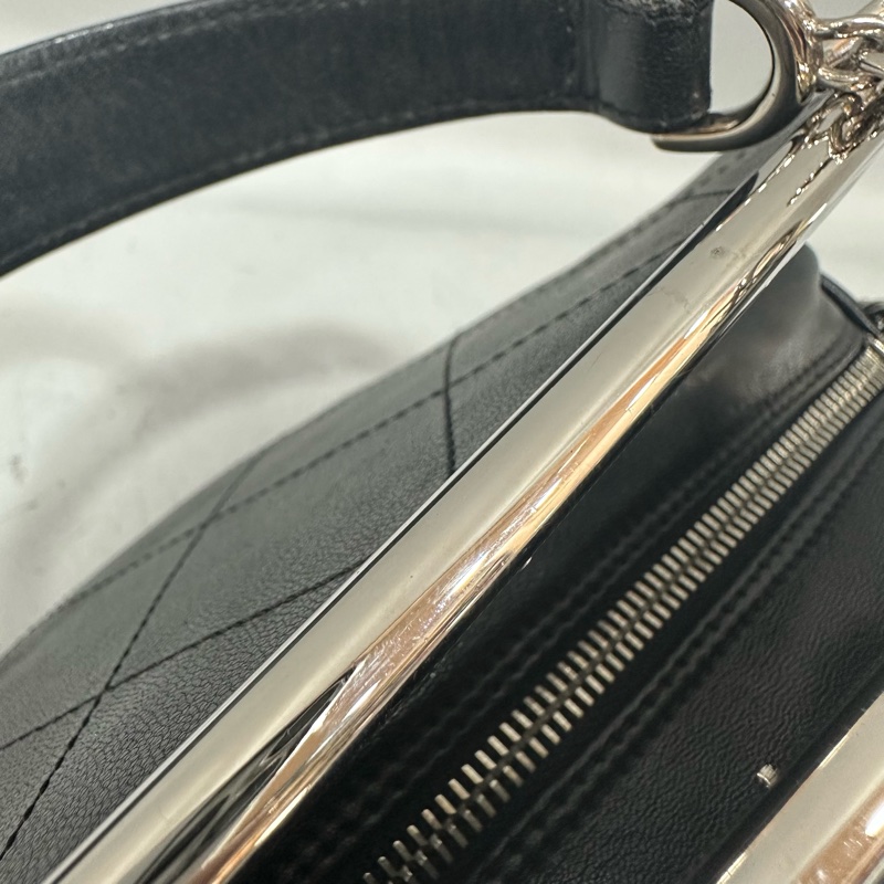 Chanel 黑皮金釦雙c手提包-29