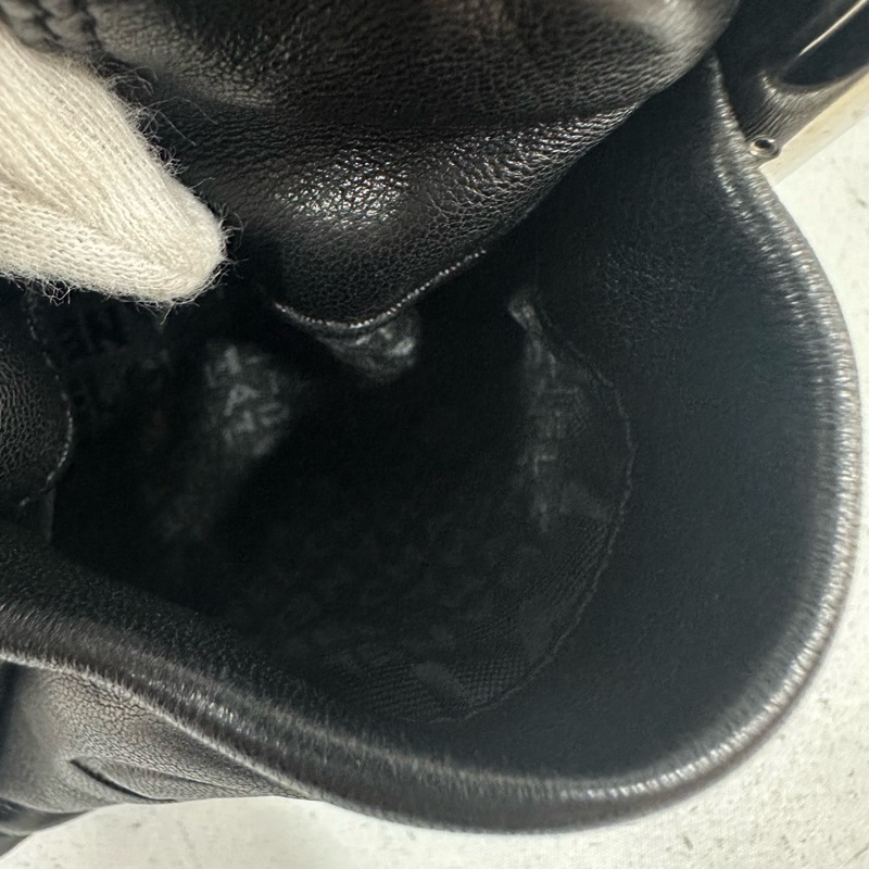 Chanel 黑皮金釦雙c手提包-31