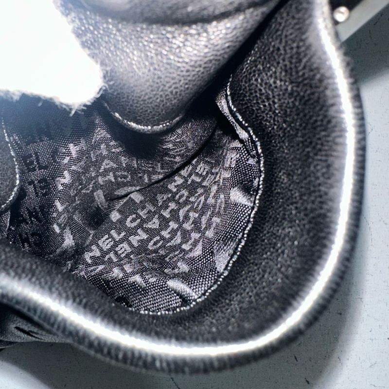 Chanel 黑皮金釦雙c手提包-32