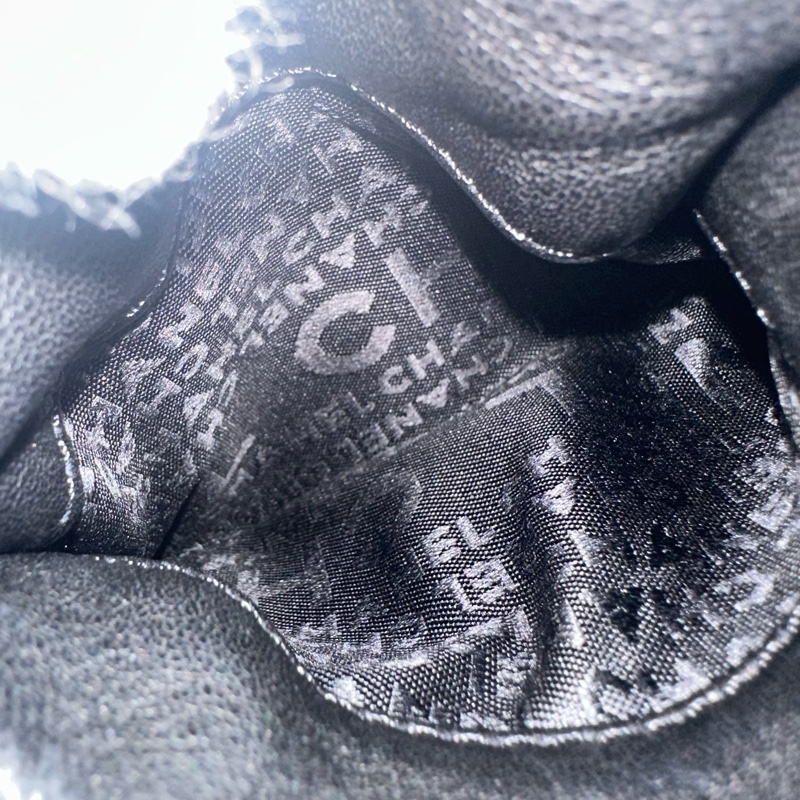 Chanel 黑皮金釦雙c手提包-33