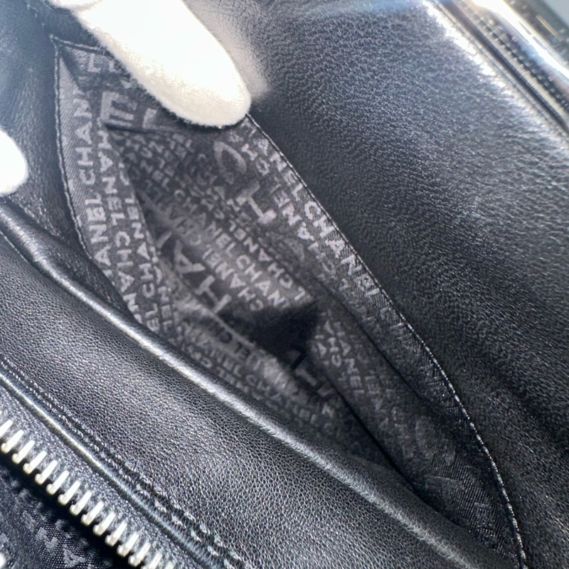 Chanel 黑皮金釦雙c手提包-34