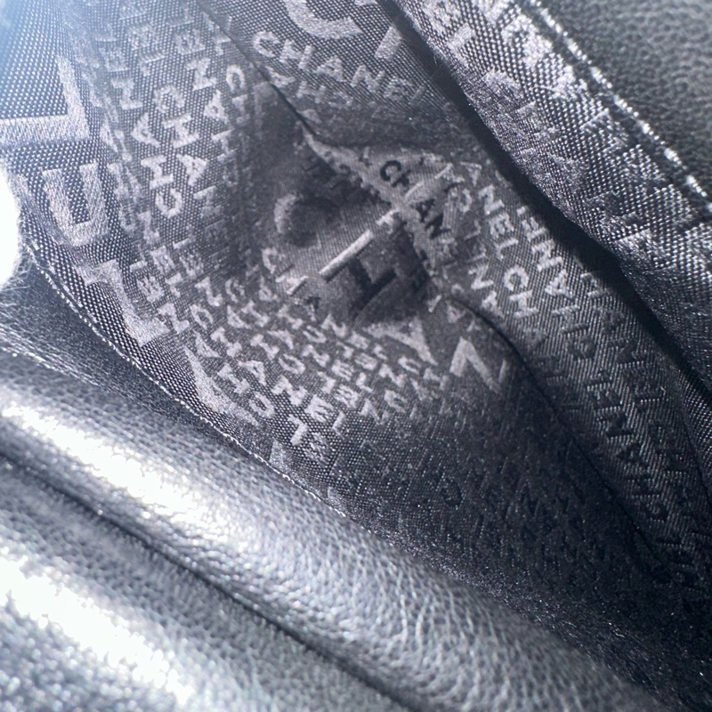 Chanel 黑皮金釦雙c手提包-35