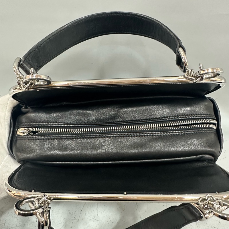 Chanel 黑皮金釦雙c手提包-36