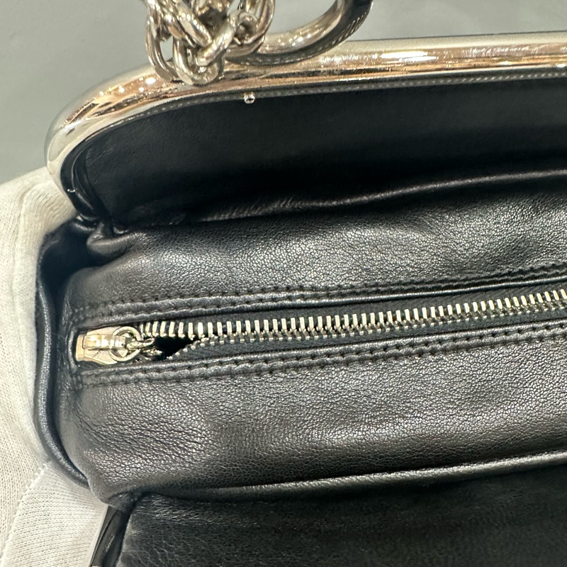 Chanel 黑皮金釦雙c手提包-37