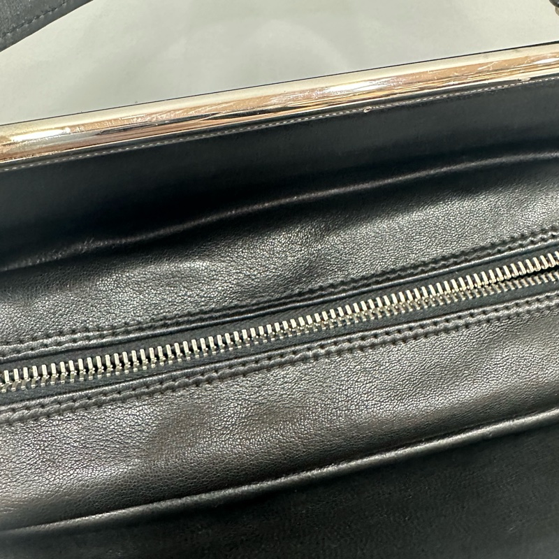 Chanel 黑皮金釦雙c手提包-38