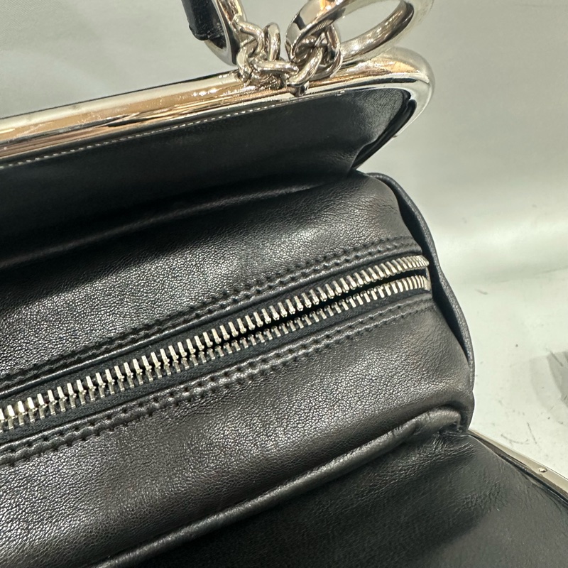 Chanel 黑皮金釦雙c手提包-39