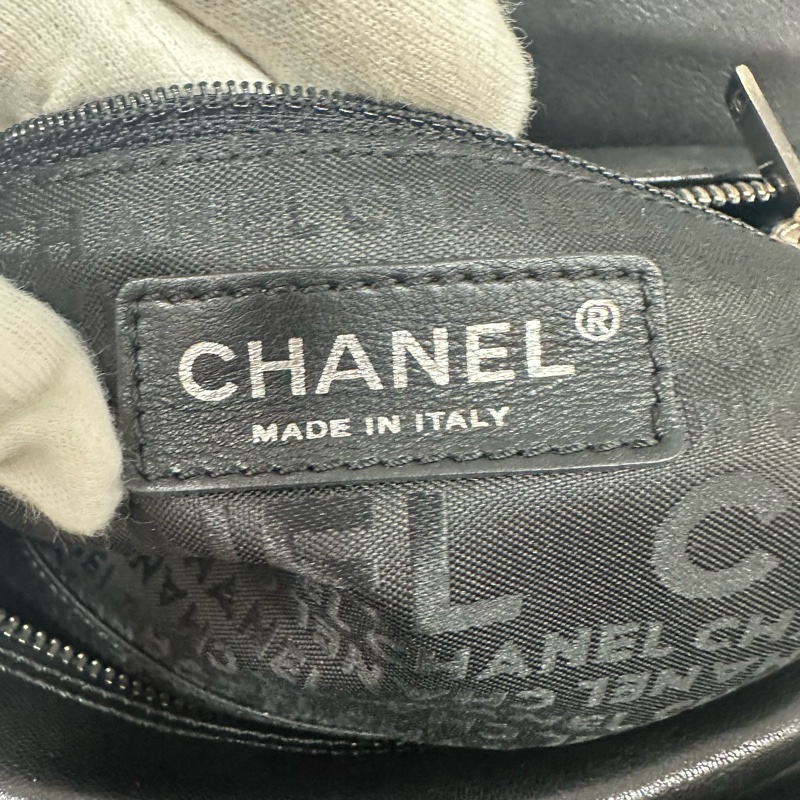 Chanel 黑皮金釦雙c手提包-41