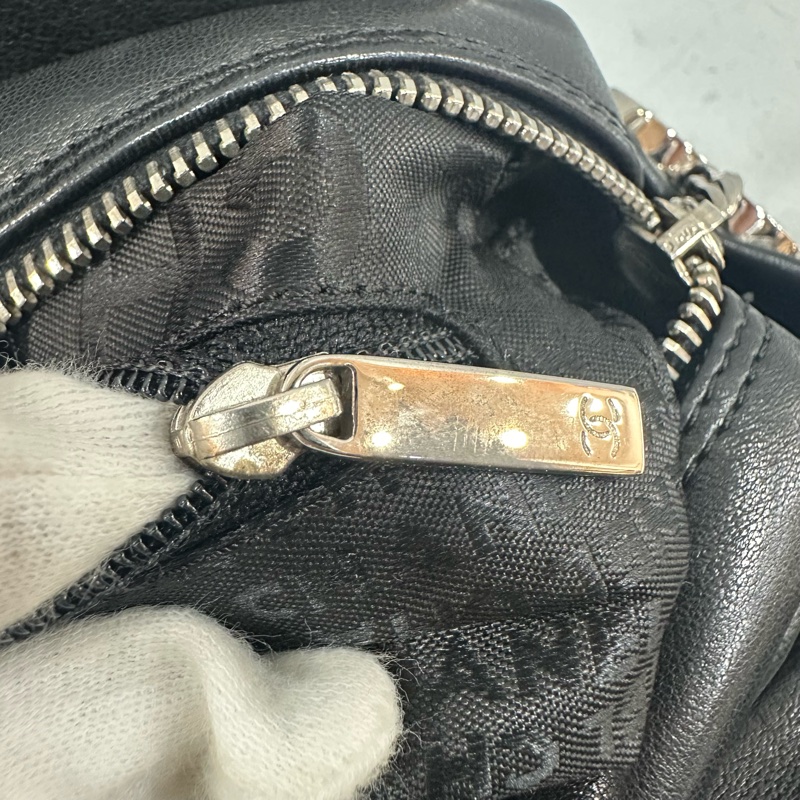 Chanel 黑皮金釦雙c手提包-42