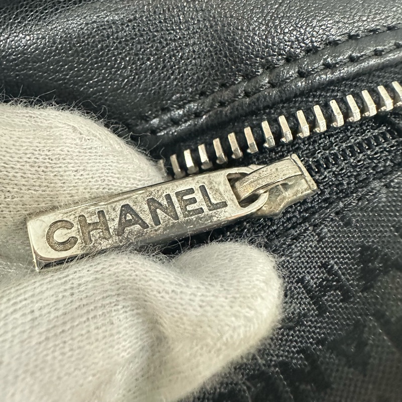 Chanel 黑皮金釦雙c手提包-43