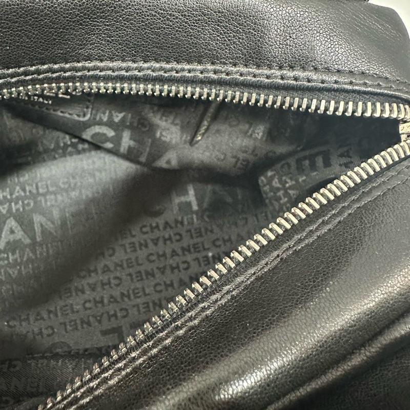 Chanel 黑皮金釦雙c手提包-44
