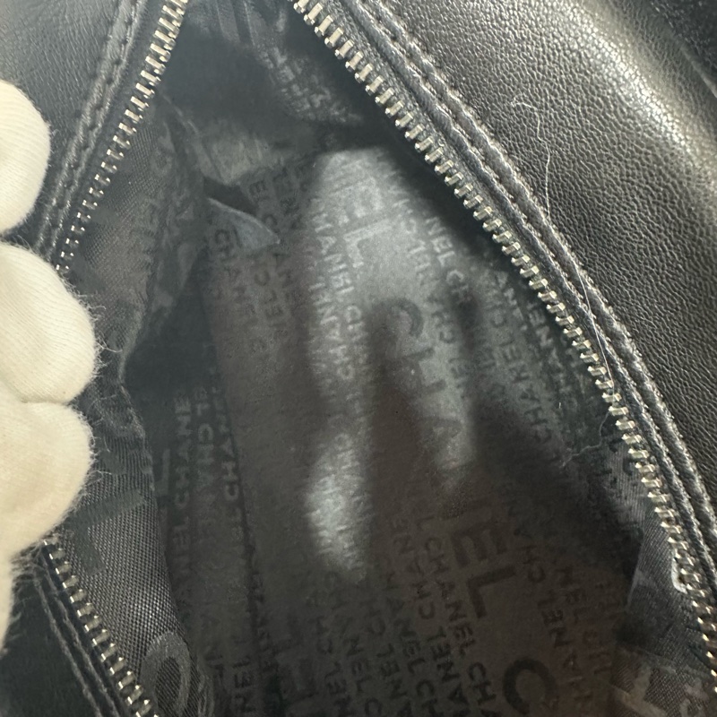 Chanel 黑皮金釦雙c手提包-45