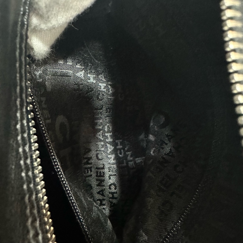 Chanel 黑皮金釦雙c手提包-46