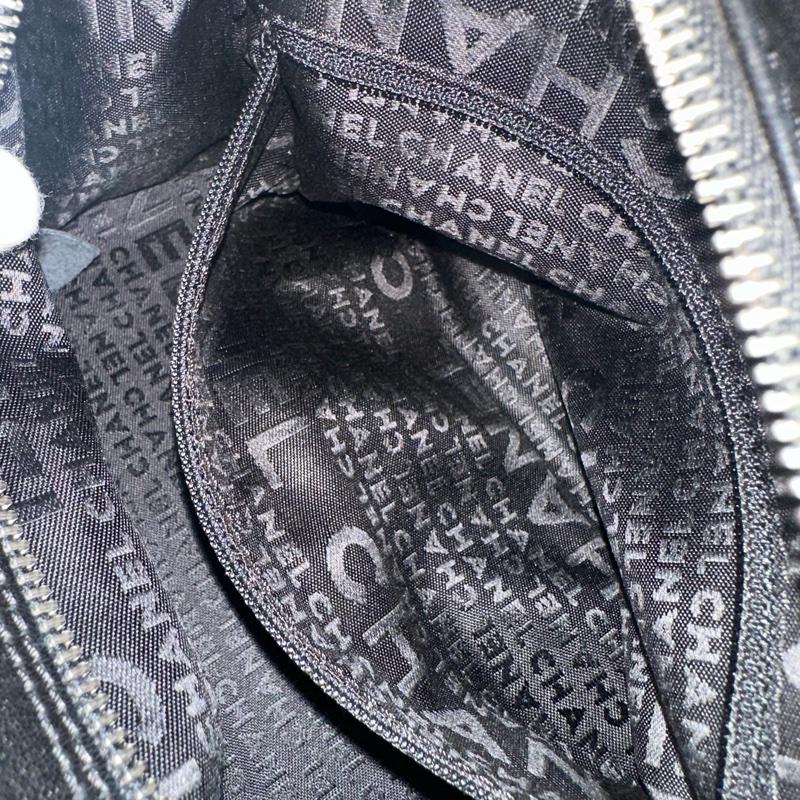 Chanel 黑皮金釦雙c手提包-47