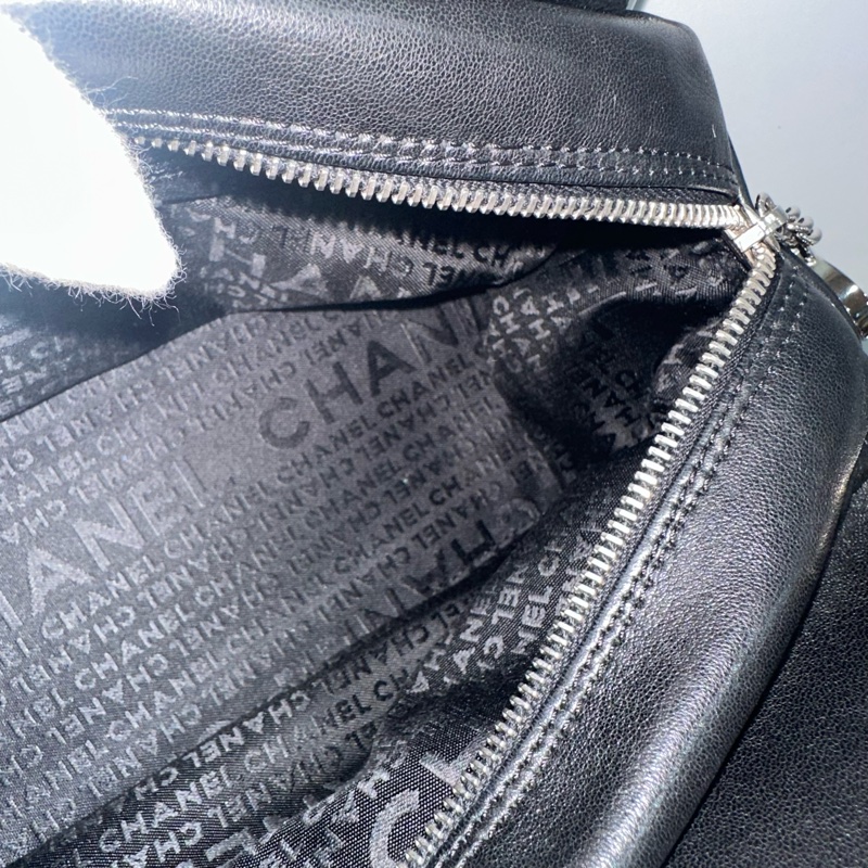 Chanel 黑皮金釦雙c手提包-48