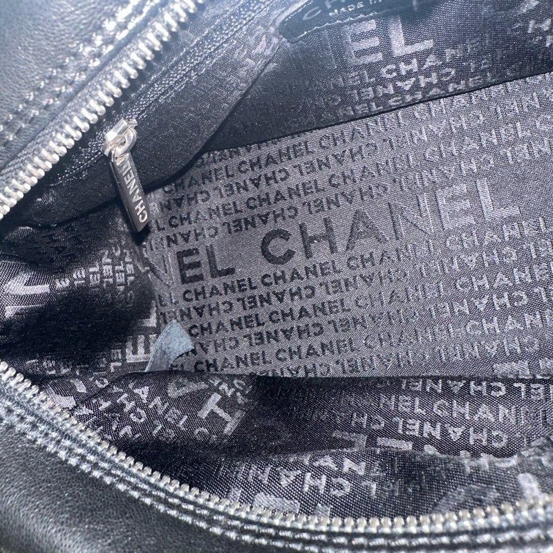 Chanel 黑皮金釦雙c手提包-49