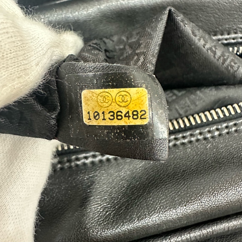 Chanel 黑皮金釦雙c手提包-50