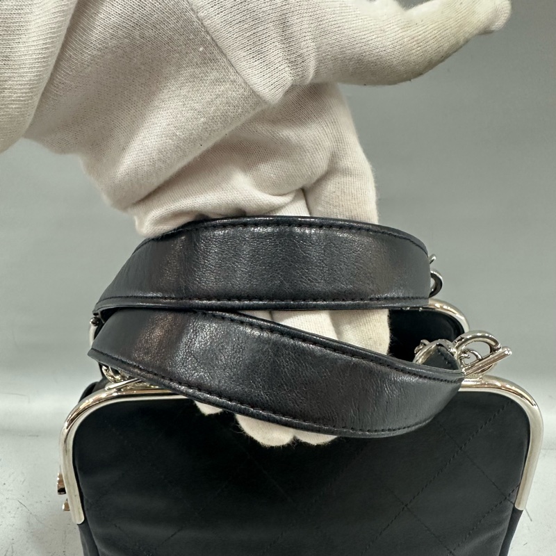 Chanel 黑皮金釦雙c手提包-52