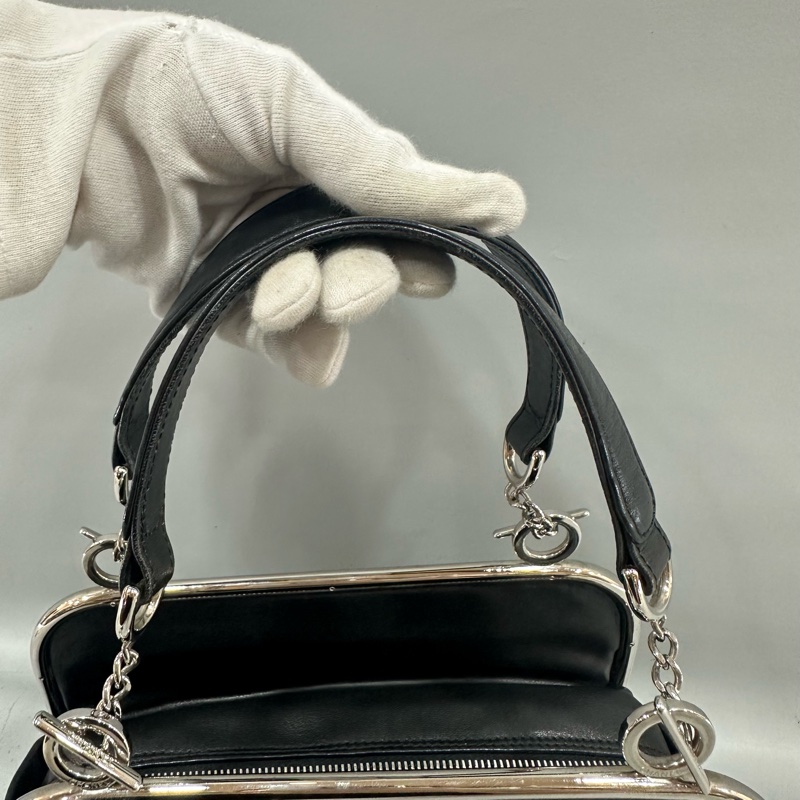 Chanel 黑皮金釦雙c手提包-54