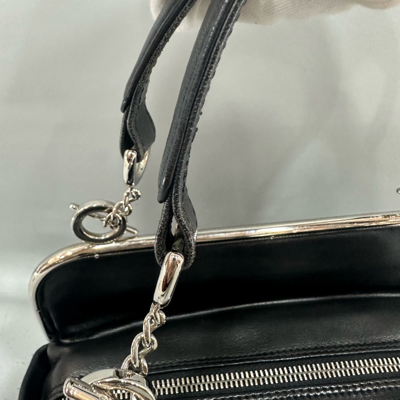 Chanel 黑皮金釦雙c手提包-56