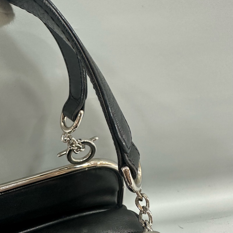 Chanel 黑皮金釦雙c手提包-57