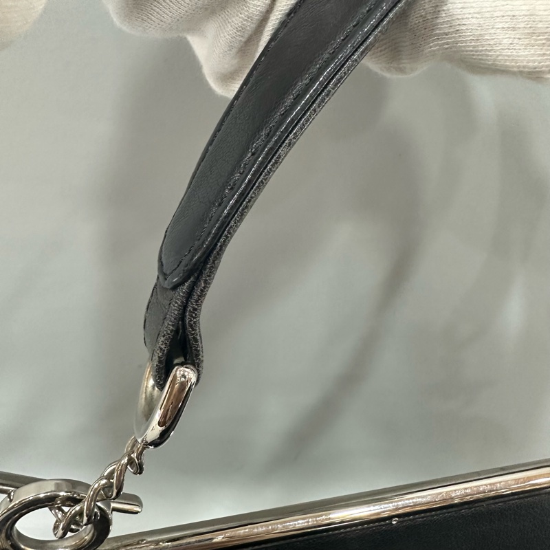 Chanel 黑皮金釦雙c手提包-58