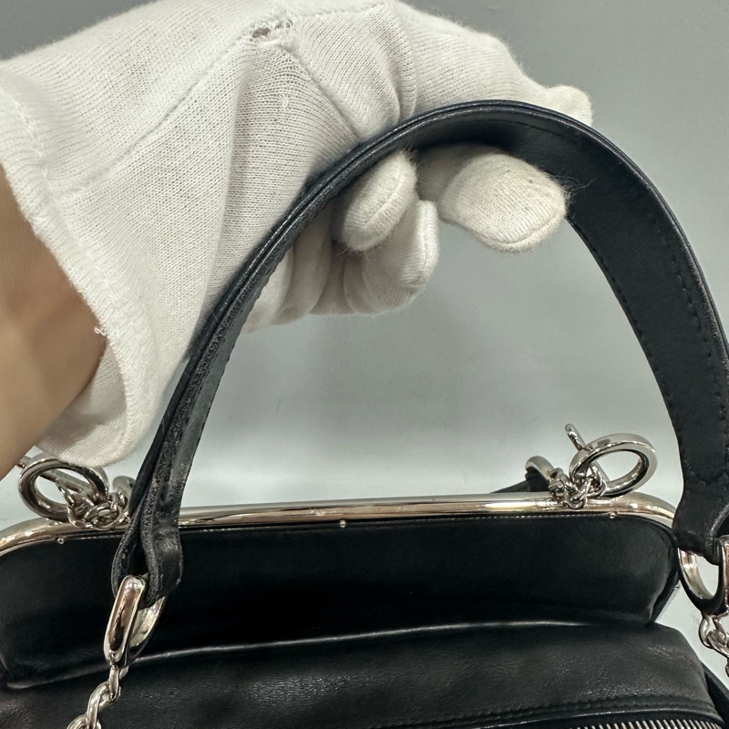 Chanel 黑皮金釦雙c手提包-59