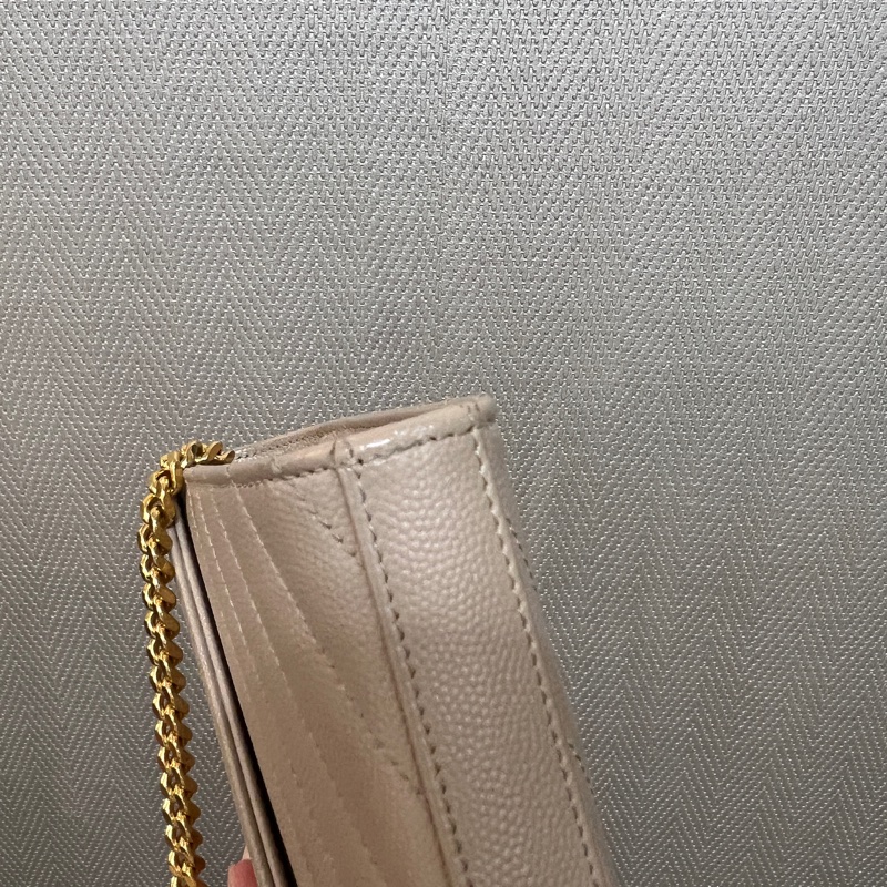 YSL 奶茶色荔枝牛皮金釦10卡斜背WOC鍊包-9