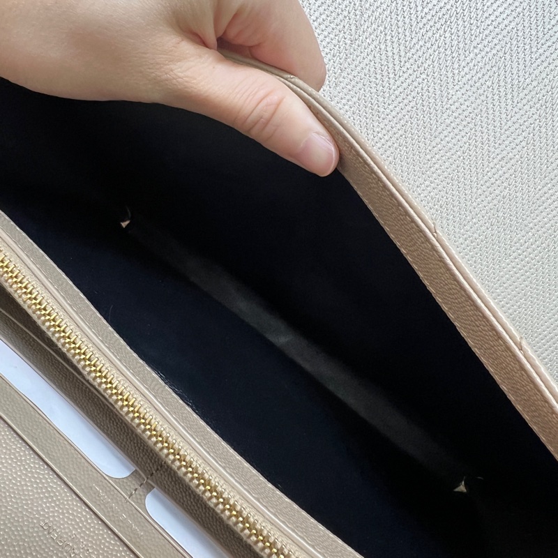 YSL 奶茶色荔枝牛皮金釦10卡斜背WOC鍊包-12