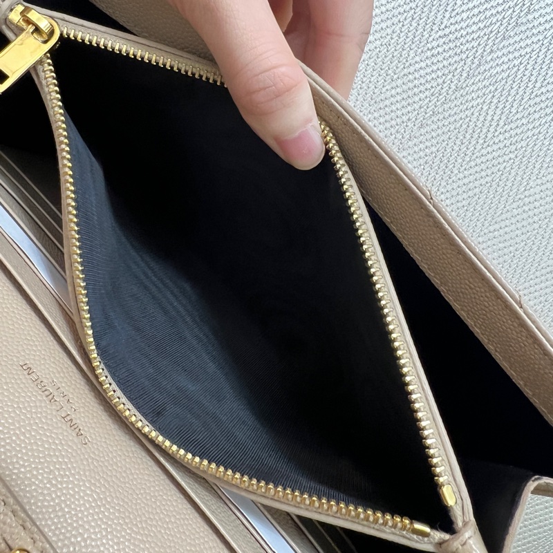 YSL 奶茶色荔枝牛皮金釦10卡斜背WOC鍊包-16