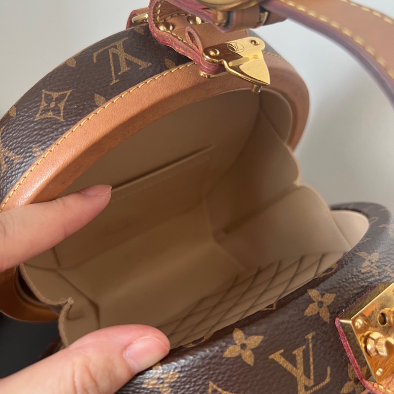 Louis Vuitton 硬殼圓餅包-18
