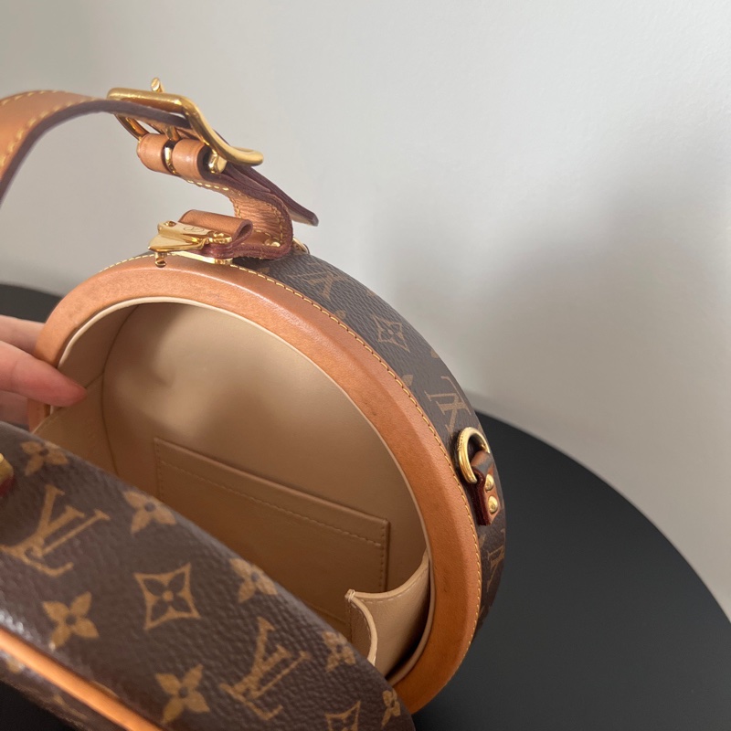 Louis Vuitton 硬殼圓餅包-19