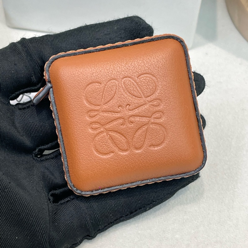 LOEWE 棕色皮革方形拉尺 I491NY-2