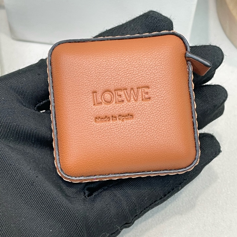 LOEWE 棕色皮革方形拉尺 I491NY-3