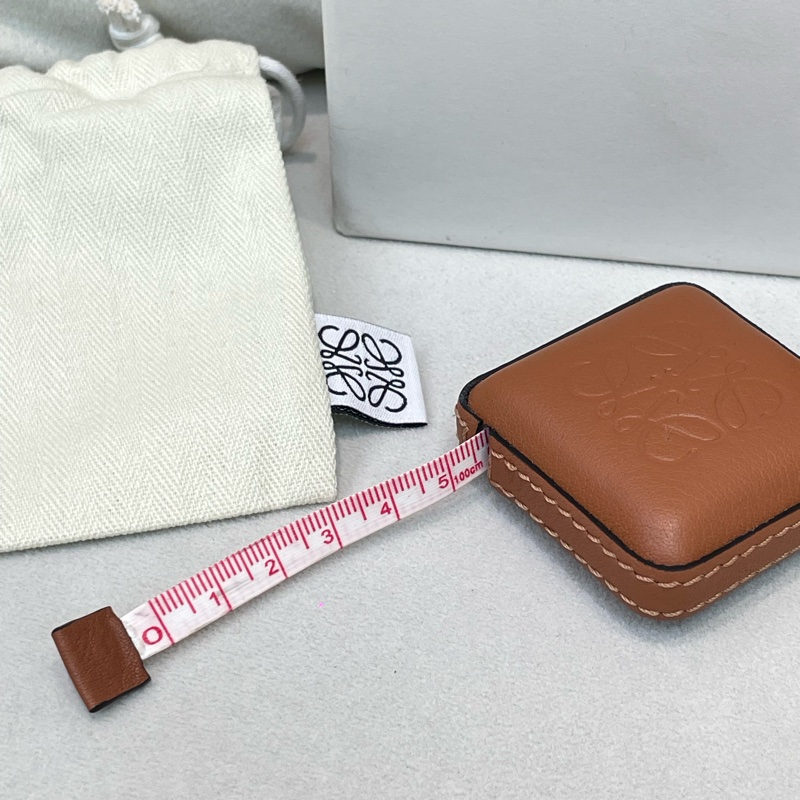 LOEWE 棕色皮革方形拉尺 I491NY-12
