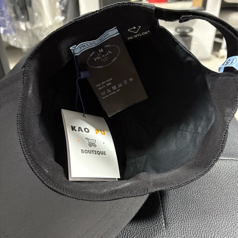 Prada 黑色側邊鐵牌尼龍Dad Hat-4