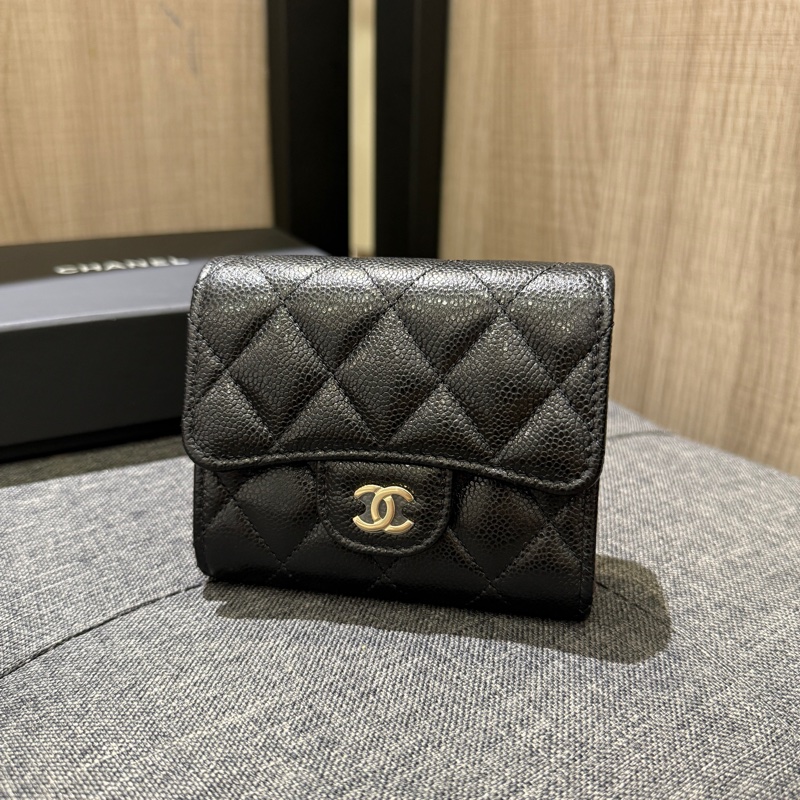 晶片款CHANEL AP0229 黑色荔枝牛皮金釦三折短夾 皮夾-0