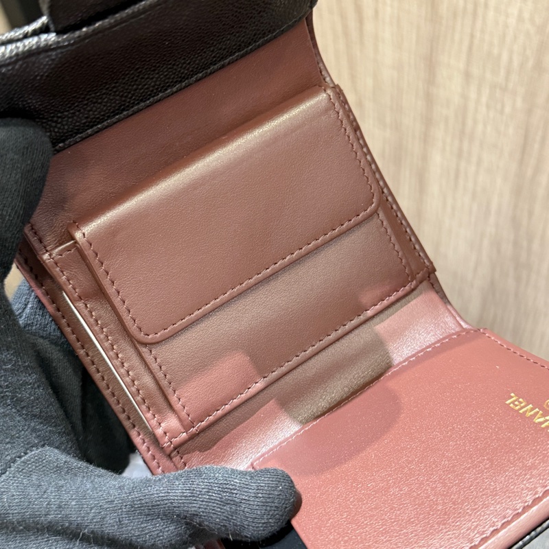 晶片款CHANEL AP0229 黑色荔枝牛皮金釦三折短夾 皮夾-6