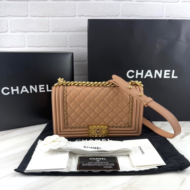 香奈兒Chanel 限量款 Boy 25 公分 奶茶色/ 奶棕色 牛皮 皮穿鍊鑲邊 霧金釦-0