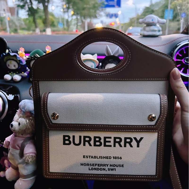 Burberry Pocket mini 焦糖色郵差包 口袋包-9