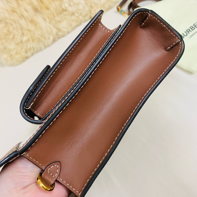 Burberry Pocket mini 焦糖色郵差包 口袋包-14