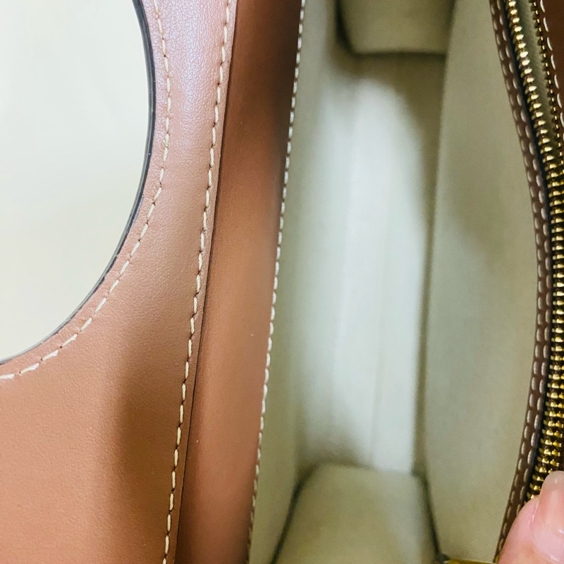 Burberry Pocket mini 焦糖色郵差包 口袋包-21