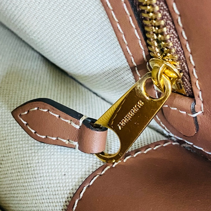 Burberry Pocket mini 焦糖色郵差包 口袋包-28